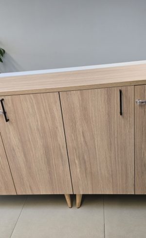 Armoires basses à portes battantes sur pieds bois